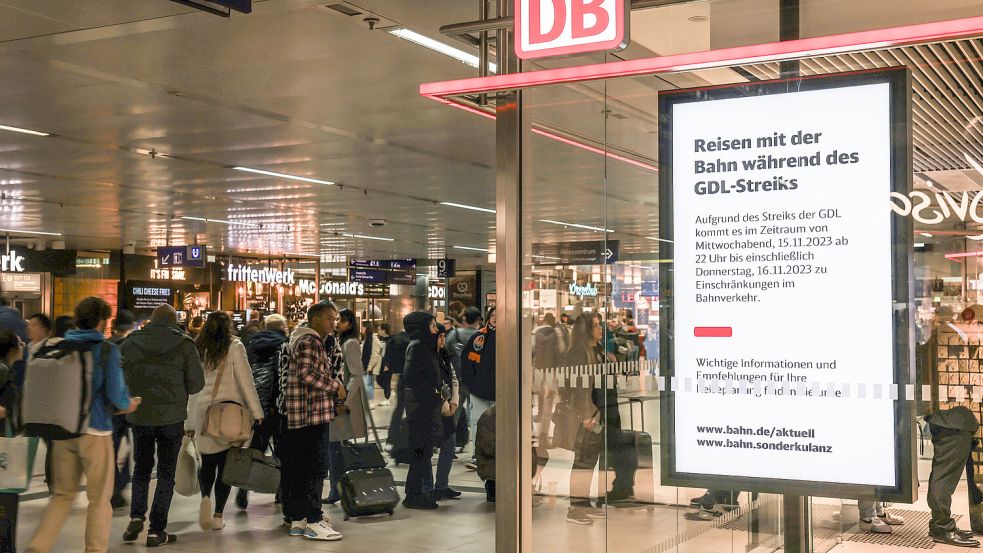 Bahnreisende stehen am Hauptbahnhof Düsseldorf vor dem Reisezentrum in einer Schlange. Die Gewerkschaft Deutscher Lokomotivführer (GDL) hatte zu einem 20-stündigen Warnstreik bei der Deutschen Bahn AG aufgerufen. Foto: Berg/DPA
