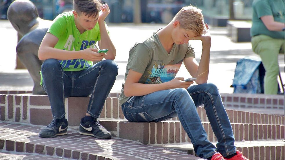 Auf dem Schulhof darf das Handy oft nicht fehlen. Foto: Pixabay