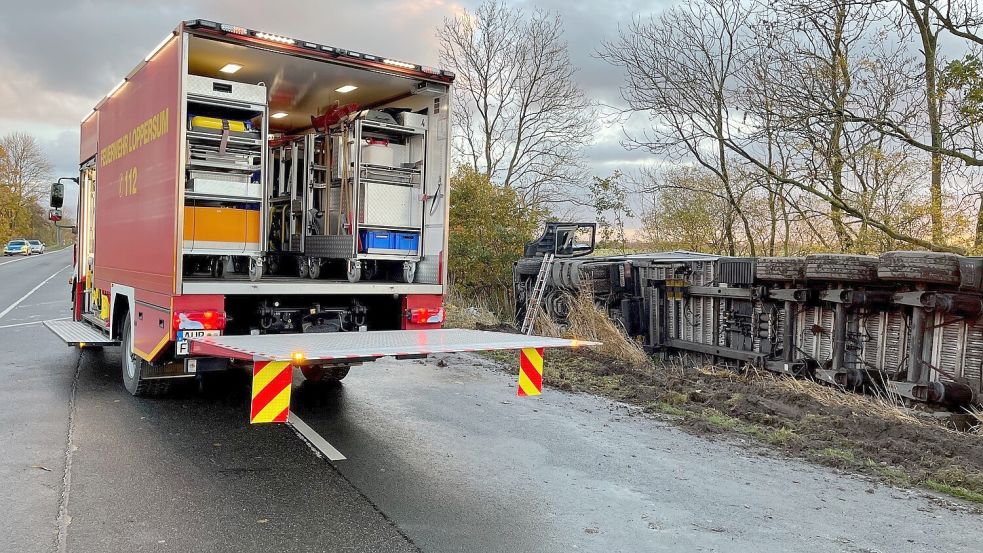 Ein Settelzug kam am Donnerstagmorgen auf der Bundesstraße 210 von der Fahrbahn ab. Foto: Feuerwehr