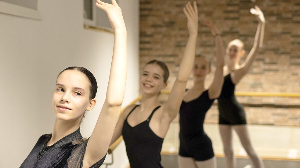 Auch seit zehn Jahren in der Ballet-Factory: Ella Meiser (14, von links), Jelte Symens (15), Juliane Lücht (14) und Tomke Juretschke (15). Foto: J. Doden