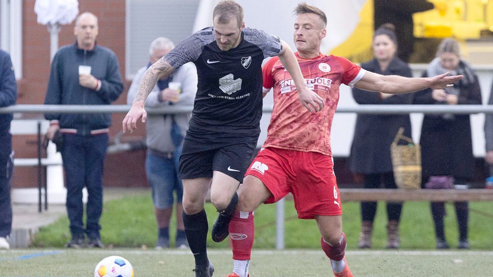 Der TuS Hinte (links) hat wie vier weitere Vereine dank seines Kunstrasens keine Probleme im Trainingsalltag und bei den Heimspielen. Foto: Doden/Emden