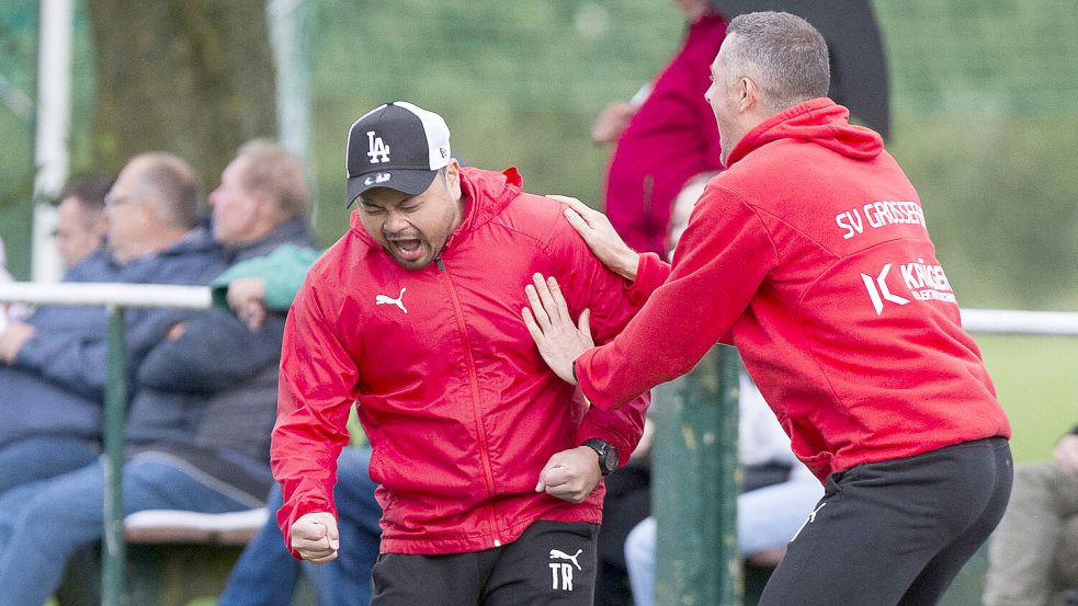Großefehns Trainer Bi Le Tran (links) und Co-Trainer Anton Gorst durften einen späten 2:0-Derbysieg bejubeln. Archivfoto: Doden/Emden