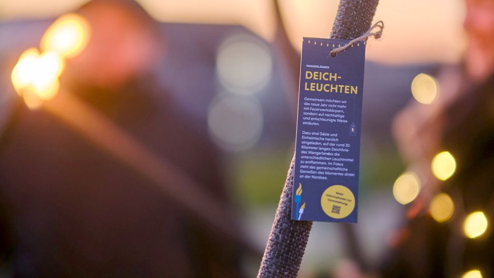 Zum Jahreswechsel 2022/2023 fand auf einer 30 Kilometer langen Deichlinie im Wangerland erstmals das Wangerländer Deichleuchten statt. Foto: WTG