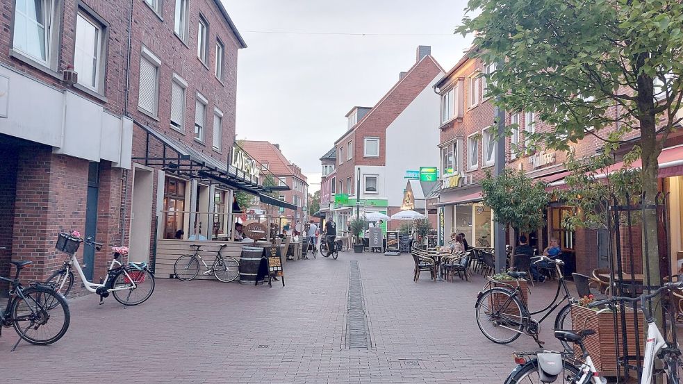 In der Kneipen-Ecke Emdens hatte es im Sommer einen Vorfall gegeben, bei dem ein Mann mit einem Messer hantierte. Polizeibeamte gaben Warnschüsse ab. Foto: Hanssen/Archiv
