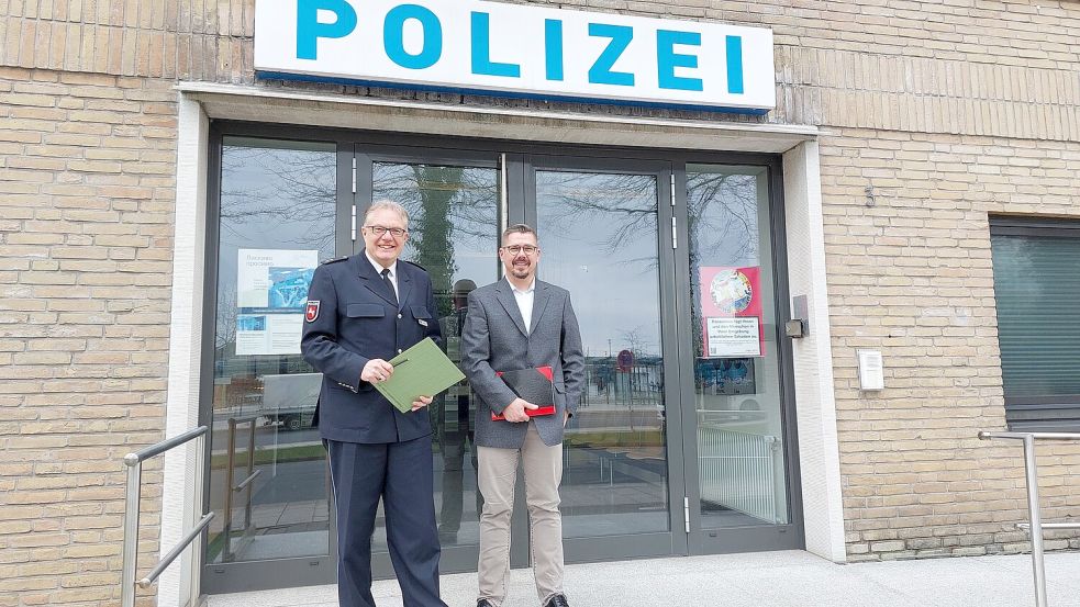 Polizeioberrat Arno Peper (links) und 1. Kriminal-Hauptkommissar Stephan Bohlken stellten Anfang des Jahres die Kriminalstatistik für Emden vor. Aktuell sprach Arno Peper im Sicherheitsausschuss des Emder Rats über die Lage in Emden. Foto: Hanssen/Archiv
