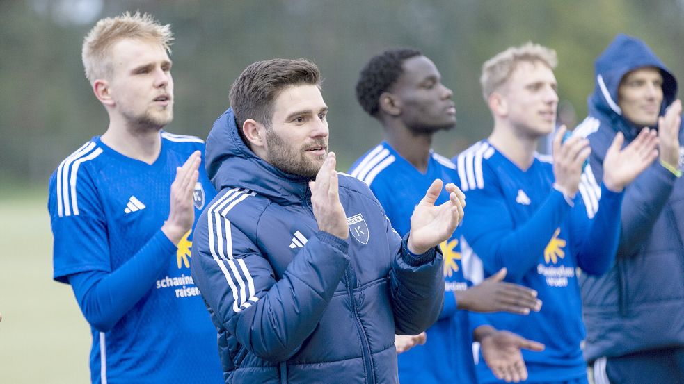 Die Emder Spieler bedankten sich bei den mitgereisten rund 40 Fans. Foto: Bruns