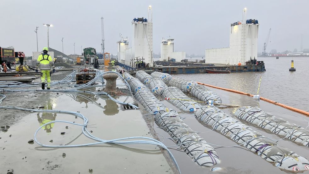 Es schwimmt oben: Die luftgefüllten, und an der „Sabine“ montierten Säcke, halten den Großteil des Binnenschiffs knapp unterhalb der Wasseroberfläche. Foto: Schuurman