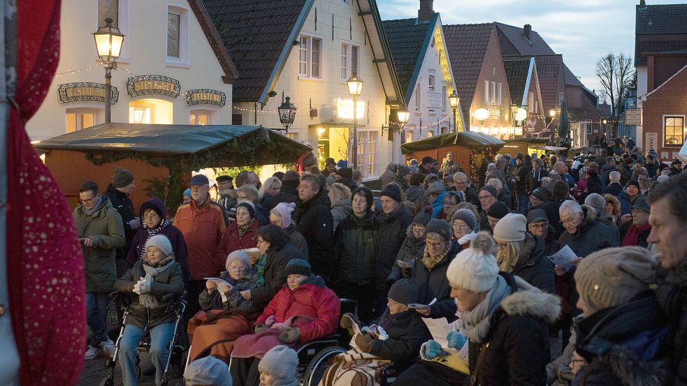 Der Weihnachtsmarkt in Greetsiel ist jedes Jahr ein Publikumsmagnet. Dieses Bild ist 2015 entstanden. Foto: Archiv