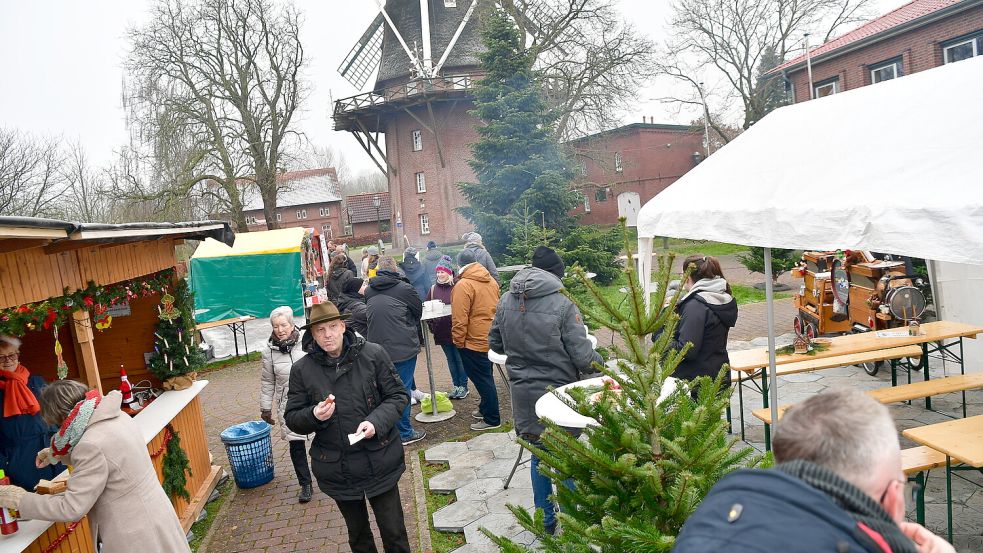 2022 fand in Hinte erstmalig ein Weihnachtsmarkt vor der Mühle und dem Rathaus statt. Das soll in diesem Jahr wiederholt werden. Foto: Archiv/Wagenaar