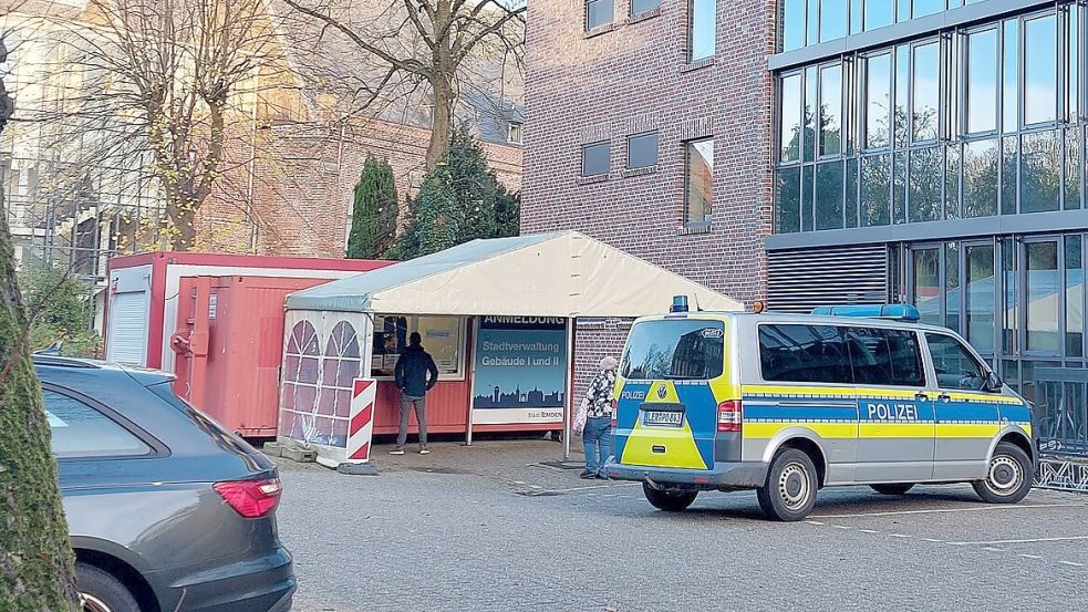 Weil der Haupteingang zum Bürgerbüro noch saniert werden soll, ist der Eingang provisorisch auf der Rückseite des Gebäudes. Anmelden muss man sich beim Container. Foto: Hanssen