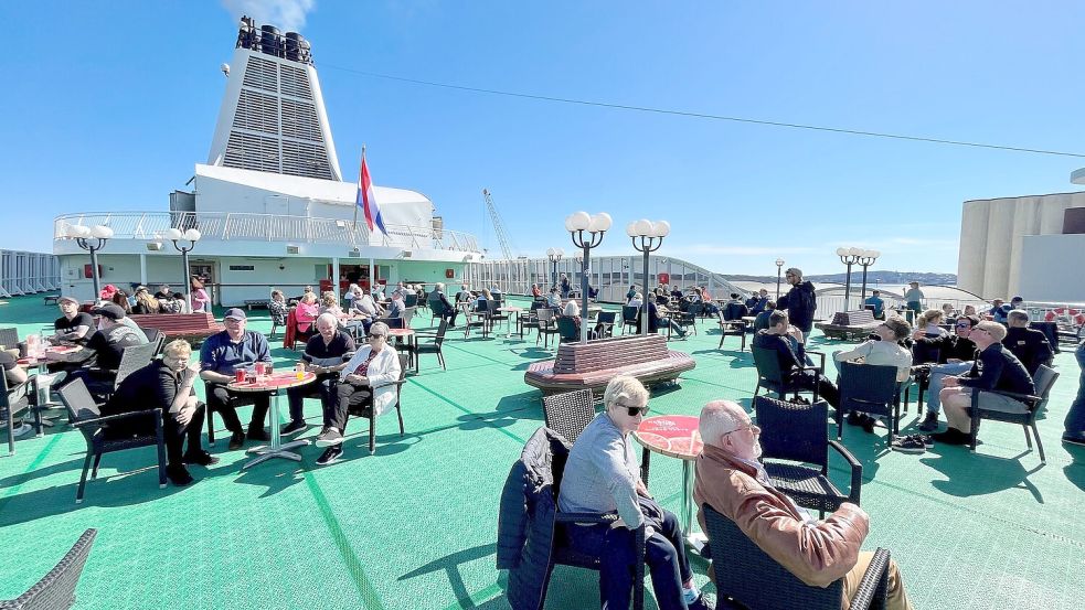 Am Sonnendeck versammelten sich bei der Norwegen-Überfahrt viele Passagiere. Seit dem 1. Juni verkehrte die Fähre zwischen Emden und Kristiansand. Foto: Noglik/Archiv