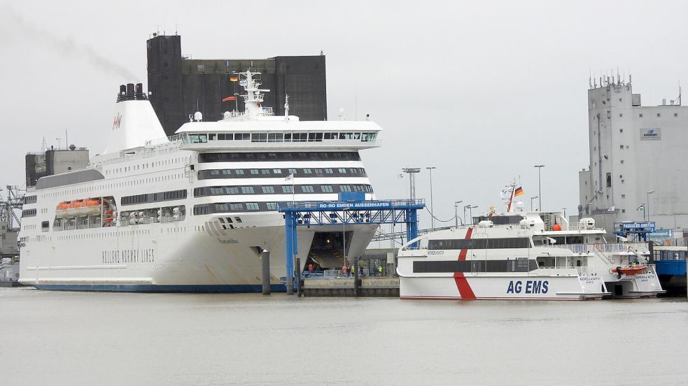 Noch liegt die "MS Romantika" am Anleger in Emden. Nach Kristiansand wird sie vorerst nicht mehr ablegen. Foto: F. Doden/Archiv