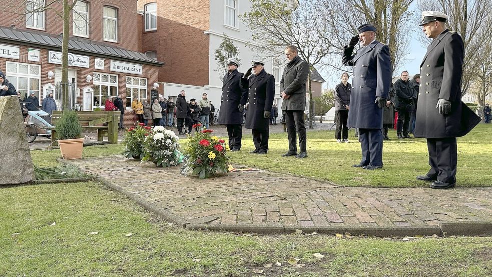 Innehalten am Gedenkstein der amerikanischen Soldaten. Rechts in der Mitte: Bürgermeister Jürgen Akkermann. Foto: G. Kauf