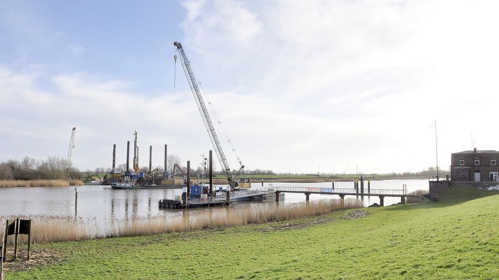 Die Friesenbrücke in Weener wurde am 3. Dezember 2015 durch eine Schiffskollision zerstört. Zum Fahrplanwechsel der Bahn 2024/2025 soll sie fertiggestellt sein. Foto: Archiv