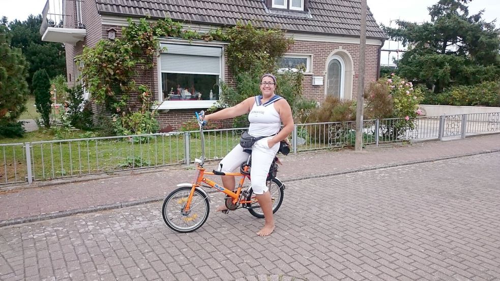 Auf der Insel ist Alexia Berker gerne stilecht mit Matrosenkragen und Bonanzafahrrad unterwegs. Foto: Berker