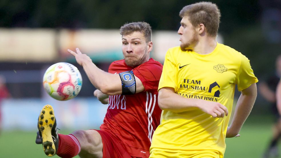 Bundes Torjäger Eike Schmidt (links) ist das Gesicht der bisherigen Bezirksliga-Saison. Auch Germania Leer (rechts Ion Danilov) sorgte sportlich für Höhepunkte – in der Fairnesstabelle ist Leer allerdings Letzter. Foto: Doden, Emden