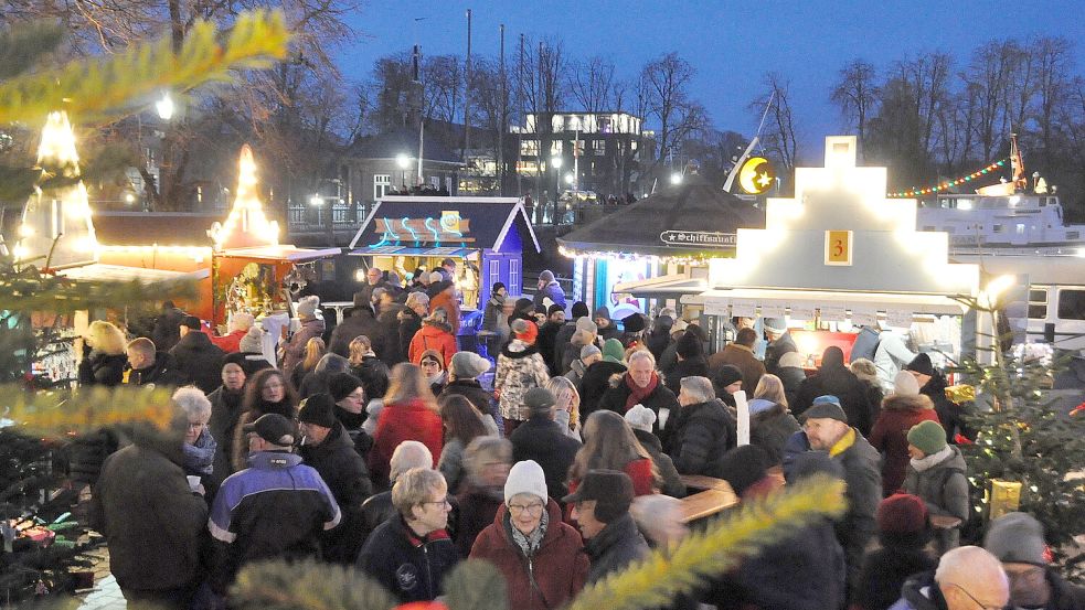 Der Wiehnachtsmarkt achter d‘ Waag ist jedes Jahr ein beliebter Treffpunkt. Foto: Wolters/Archiv