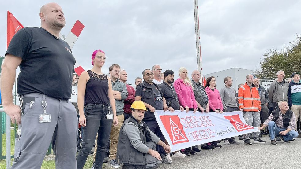 Mitarbeiter des Gusszentrums hatten sich am Werkstor versammelt. Foto: Noglik