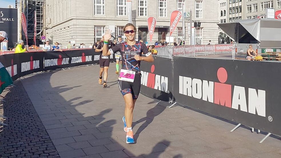 Früher stand gar nicht fest, ob Ilka Groenewold überhaupt laufen wird. Heute joggt sie regelmäßig lange Strecken und hat sogar den berühmten Triathlon Iron-Man (3,8 Kilometer schwimmen, 180 Kilometer Rad fahren und 42 Kilometer laufen) in Hamburg in 11 Stunden und 59 Sekunden absolviert. Foto: privat