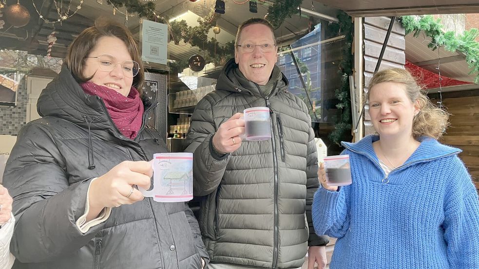 Hoch die Tassen: Rena Grimm, Frank Feilscher und Vanessa Janßen prosten sich mit den neuen Bechern zu. Foto: Schuurman