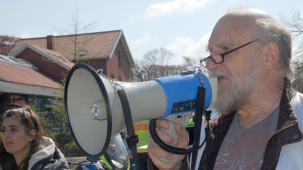 Manfred Hagemann aus Emden engagiert sich bei den "Ostfriesen gegen Tierleid".