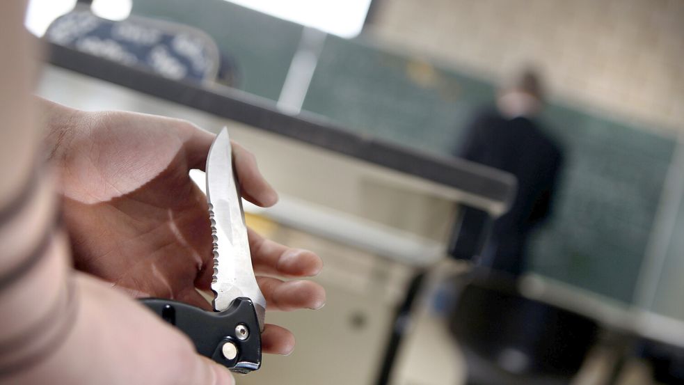 Mit dem Messer im Anschlag: Die Zahl der körperlichen Angriffe auf Lehrkräfte ist in Niedersachsen gestiegen. Foto: Berg/dpa