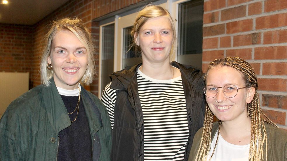 Jana Rolfes, Sina Rolfes und Wiebke Wotte (von links) wollten gemeinsam mit Vanessa Wilkens erreichen, dass der Schützenverein der kleinen Gemeinde Stavern im Emsland auch Frauen aufnimmt. Doch ihr Antrag scheiterte. Foto: Belling