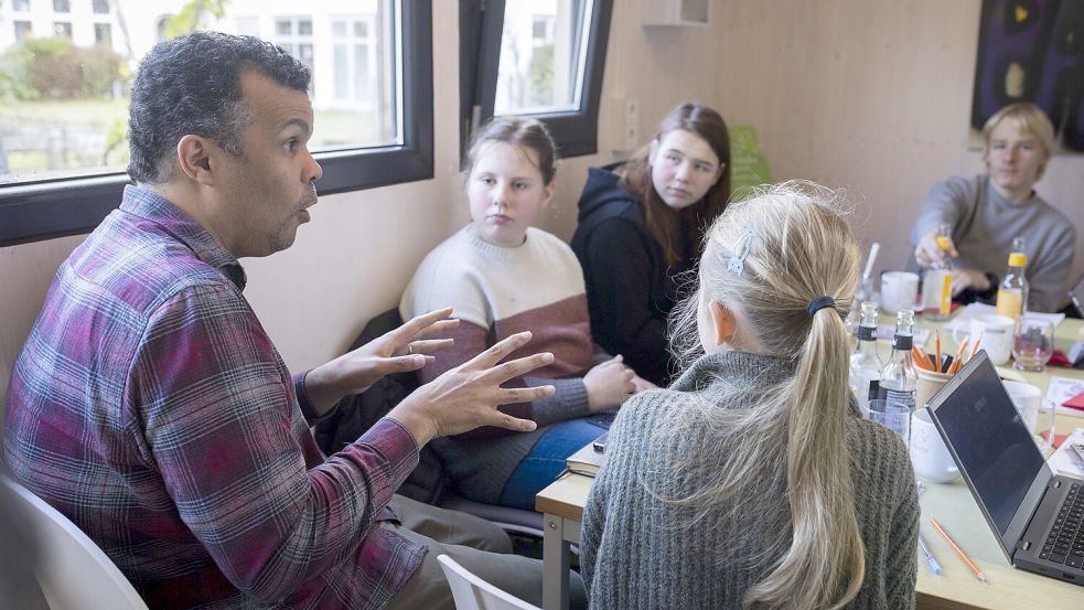 Schreibend in fernen Welten: Autor James Sullivan erklärt den Jugendlichen im Workshop, wie Fantasy-Literatur funktioniert. Foto: Swaantje Hehmann