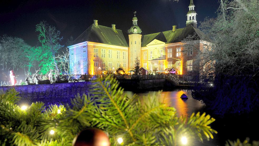 Rund um das Schloss gibt es einen besonderen Weihnachtsmarkt. Archivfoto: Ingo Wagner/dpa