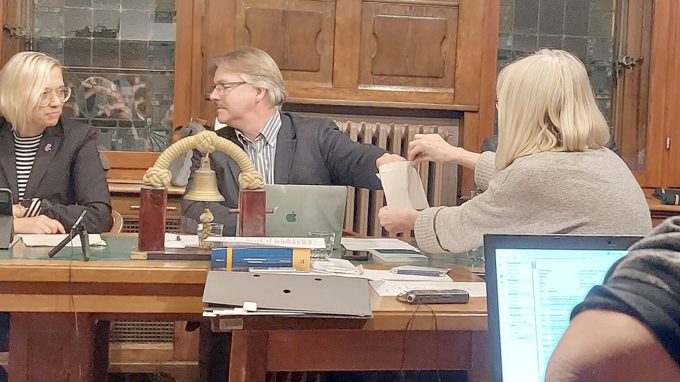 Olaf Look (SPD) loste in Vertretung des Ratsvorsitzenden Hermann Gansel (Grüne) die Sitzverteilung aus. Foto: Ferber