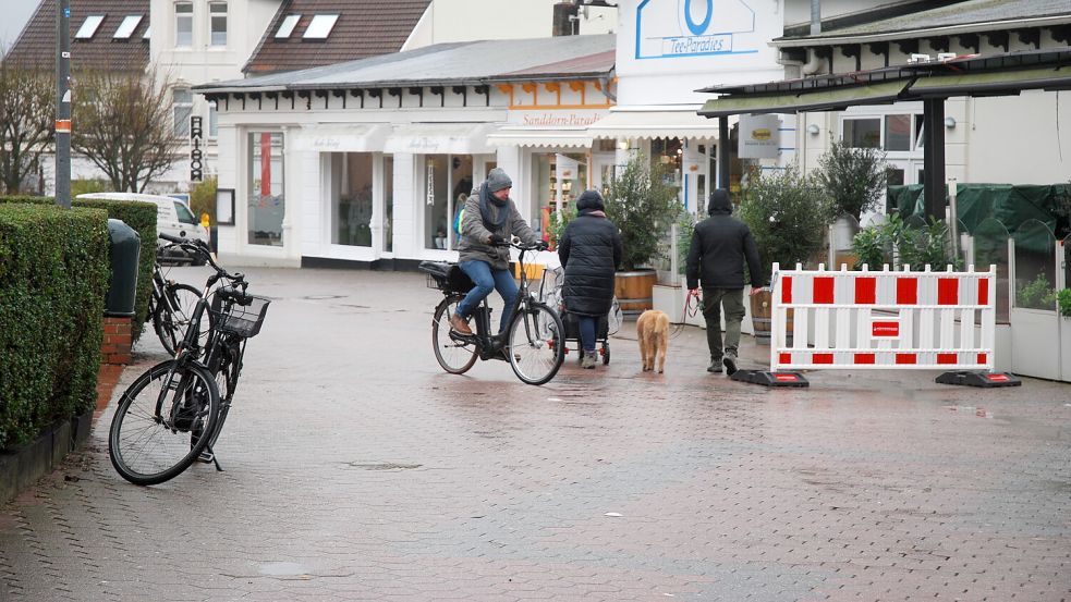 Derzeit ist nicht viel los auf der oberen Strandstraße, aber im Sommer wird der Bereich vor allem von Urlaubsgästen stark frequentiert. Foto: Ferber