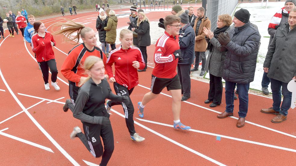 Schülerinnen und Schüler der Oberschule durften sich über den Applaus der Ehrengäste bei ihrer Trainingsrunde freuen.