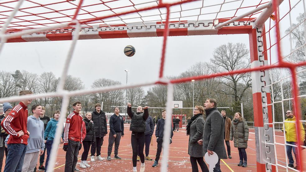 Diese Schülerin wagte sich bei den kalten Temperaturen an den Basketballkorb.