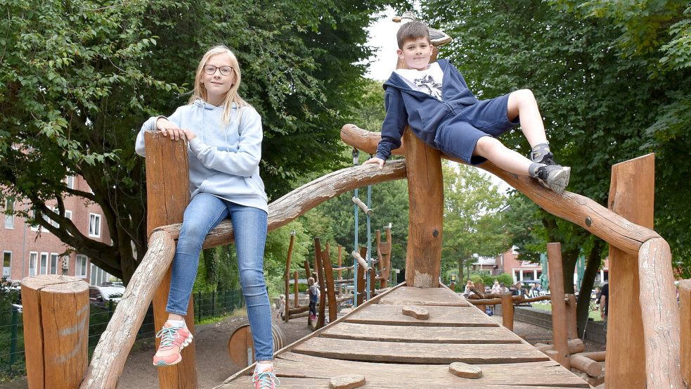 Meret Harms und Thorge Hellwig haben 2020 den Spielplatz am Stephansplatz für diese Zeitung getestet. Ihr Fazit: super, da kann man viel klettern. Foto: Hanssen/Archiv