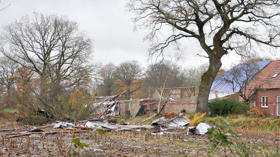 Der Wirbelsturm hinterließ ein Bild der Verwüstung. Auf dem Feld liegen noch jetzt Trümmerteile der Gebäude. Foto: Ullrich