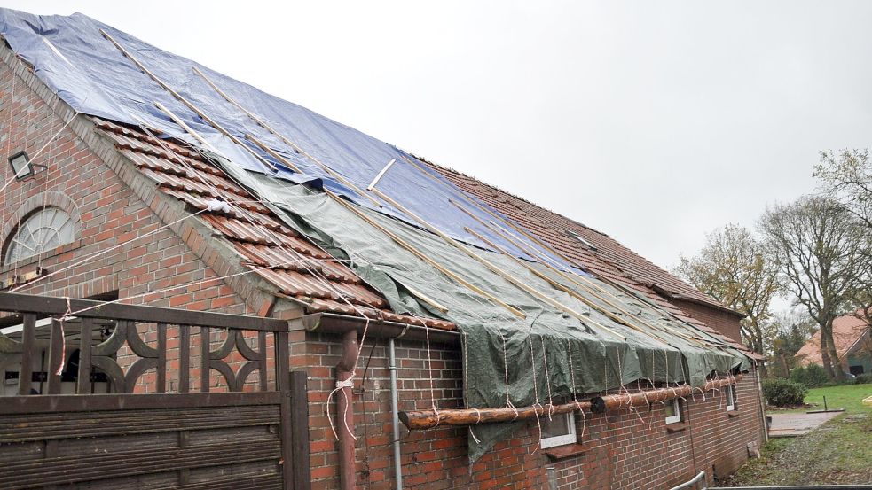 Die Seite des Wohnhauses und die teilweise zu Wohnzwecken umgebaute Scheune waren offen und wurden zunächst provisorisch abgedichtet. Foto: Ullrich