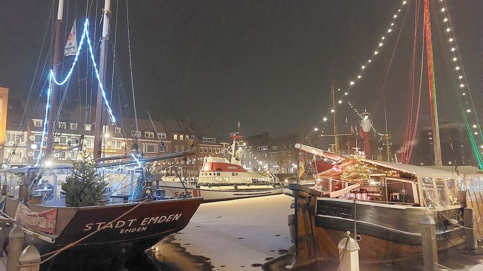 Die Museumsschiffe sind hell erleuchtet und laden zu Glühwein und anderem ein. Foto: Hanssen