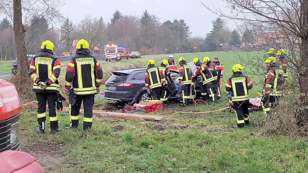 Die Beifahrerin konnte nicht ohne Hilfe das Auto verlassen. Foto: Wolters