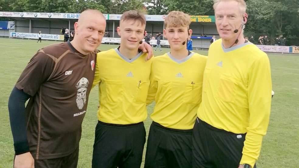 Peter Bartsch (rechts) leitete im Sommer nochmal ein Benefizspiel in Emden. Das Bild zeigt ihn mit Ex-Profi Ivan Klasnic (von links) und seinen Assistenten Florian Hillebrand und Joris Mülder. Hauptsächlich tritt Bartsch inzwischen als Funktionär auf. Foto: Archiv