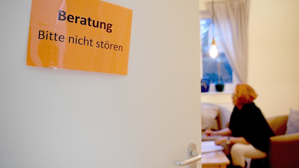 Auch das findet im Frauenhaus Emden statt: Beratung für Frauen und Männer. Foto: dpa