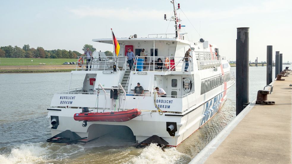 Die AG Ems sagt wetterbedingt für Freitag zwei Katamaranfahrten nach Borkum ab. Foto: Assanimoghaddam/dpa