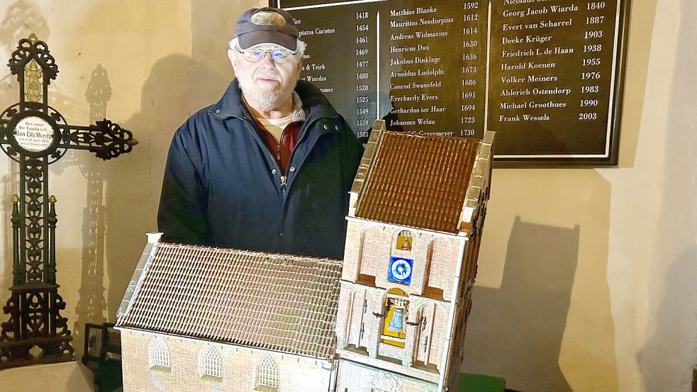 Hans Sikora hat die berühmte Suurhuser Kirche detailgetreu nachgebaut. Foto: Weiden