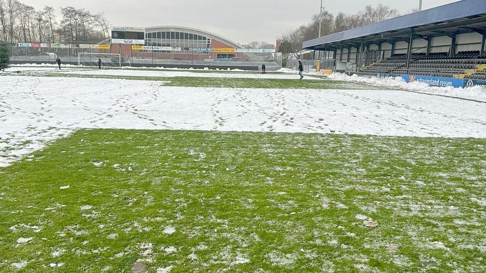 Laut der Platzkommission gibt es auf dem Rasen keine vereisten Stellen mehr. Foto: Kickers Emden