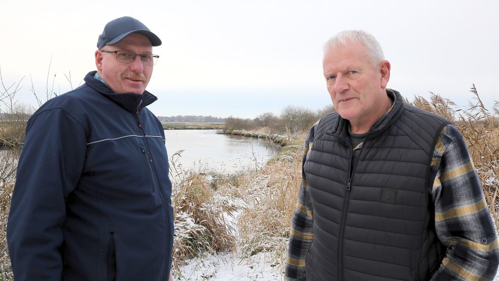 Dieter Mouson (links) und Wilhelm Buschmann vom Bootssportverein Boekzetelermeer Timmel am Fehntjer Tief, der einstigen Lebensader der Fehnorte. Foto: Böning