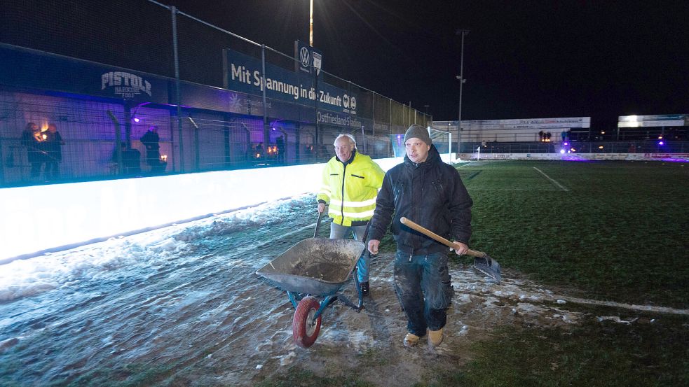 Kritische Stellen wurden von Helfen mit Sand befüllt.