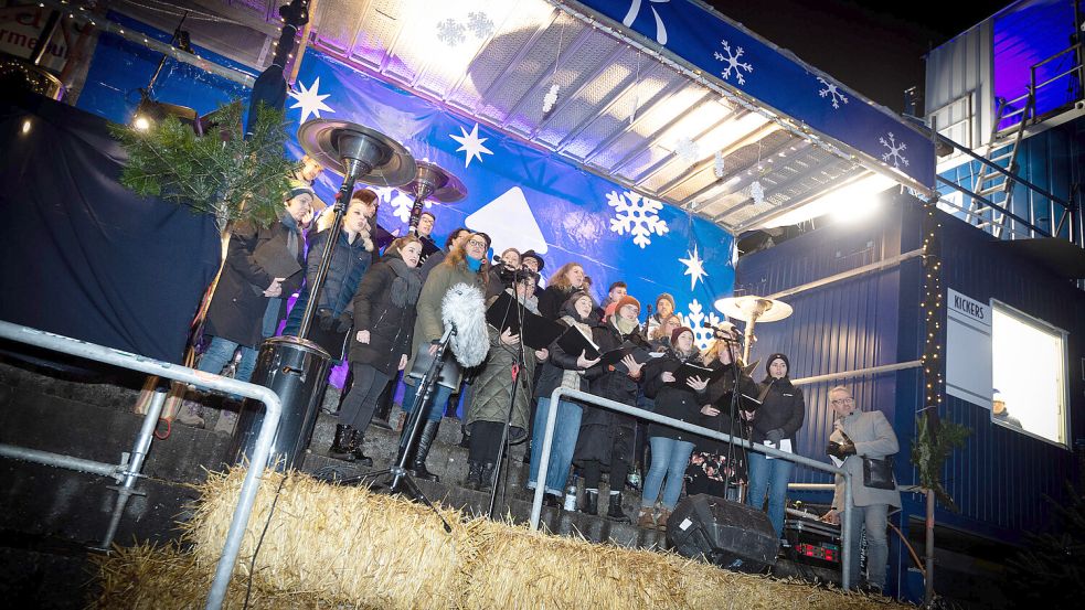 Der Emder Chor „Ligante“ stand auf einer Bühne neben dem Sprecherturm und sang nach dem Einsingen sieben Weihnachtslieder mit den Fans.