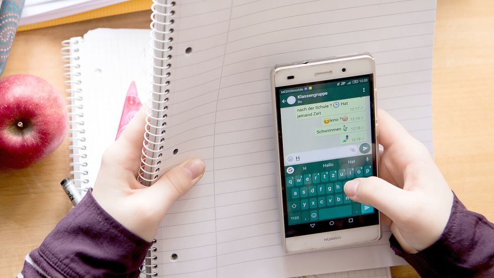 Heimliche Verabredung im Unterricht via WhatsApp: So eine Handy-Nutzung soll es in niederländischen Klassenzimmern künftig nicht mehr geben. Foto: Sven Hoppe/dpa
