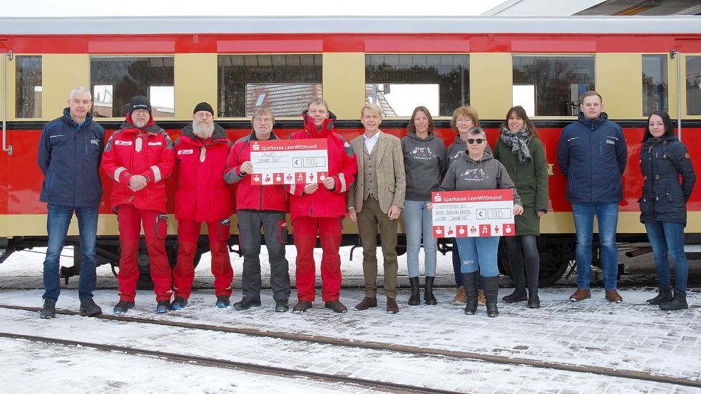 Aufstellung für die Scheckübergabe: Kleinbahn-Betriebsleiter Rudolf Munk (von links), Owe Fritz, Werner Traurig, Thomas Bekeschus und Michael Haack von der Deutschen Gesellschaft zur Rettung Schiffbrüchiger, Dr. Bernhard Brons (Geschäftsführer Borkumer Kleinbahn), Antje Schnur, Monika Neeland und Verena Dallinga (vorne) von der Trachtengruppe des Verein Borkumer Jungens 1830 e.V. sowie Stephanie Krucker, Marc Arends und Stephanie Krolage von der Kleinbahn. Foto: Ferber