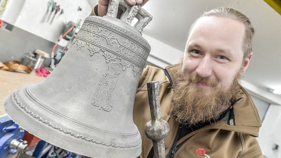 Eike Scherler mit der Zwischenberger Glocke. Vom Publikum auf dem Weihnachtsmarkt bekam er dafür viel Applaus. Foto: Böning