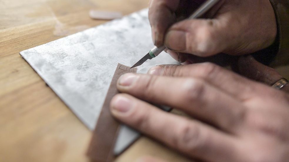 Jeder Buchstabe auf seinen Glocken ist Handarbeit und ein Unikat. Foto: Ortgies